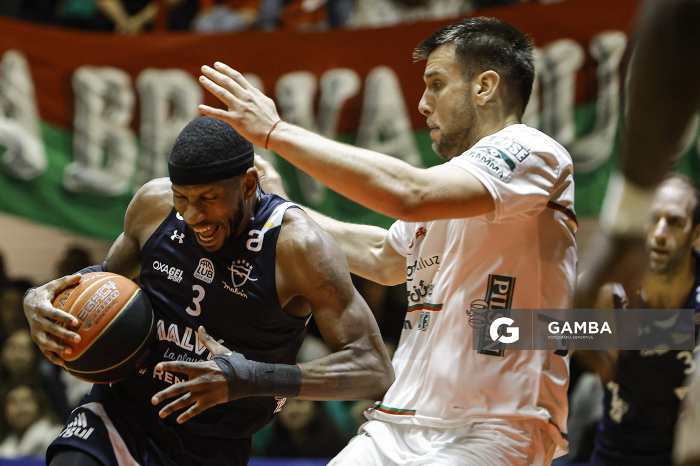 Anthony Hilliard, de Malvín. Liga Uruguaya de Básquetbol. Gimnasio de Aguada.