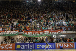 Hinchas de Aguada. Liga Uruguaya de Básquetbol. Gimnasio de Aguada.