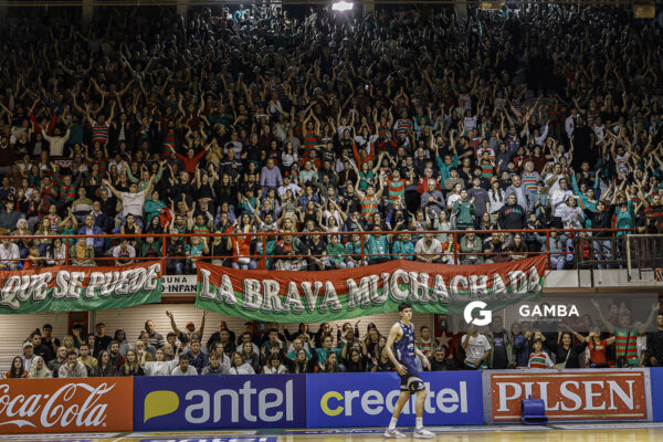 Hinchas de Aguada. Liga Uruguaya de Básquetbol. Gimnasio de Aguada.