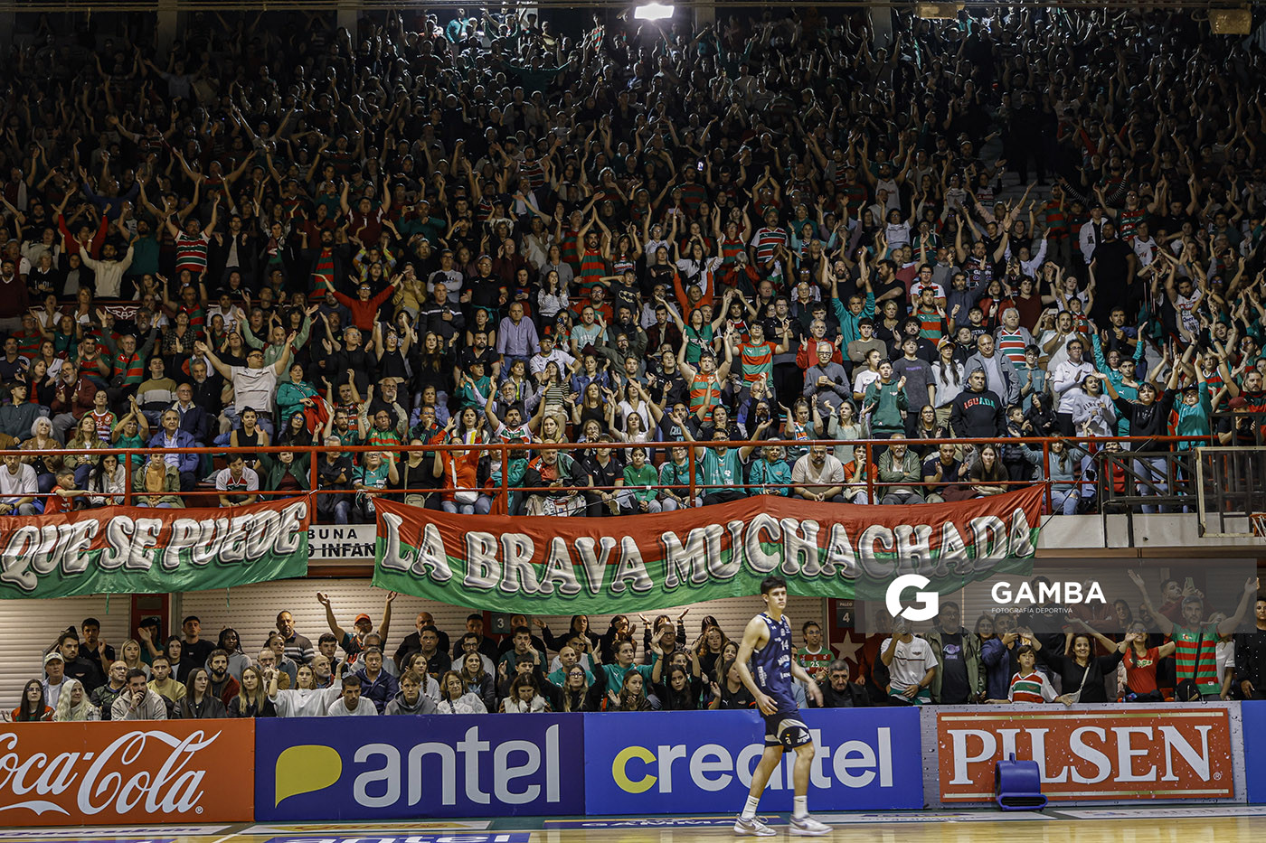Hinchas de Aguada. Liga Uruguaya de Básquetbol. Gimnasio de Aguada.