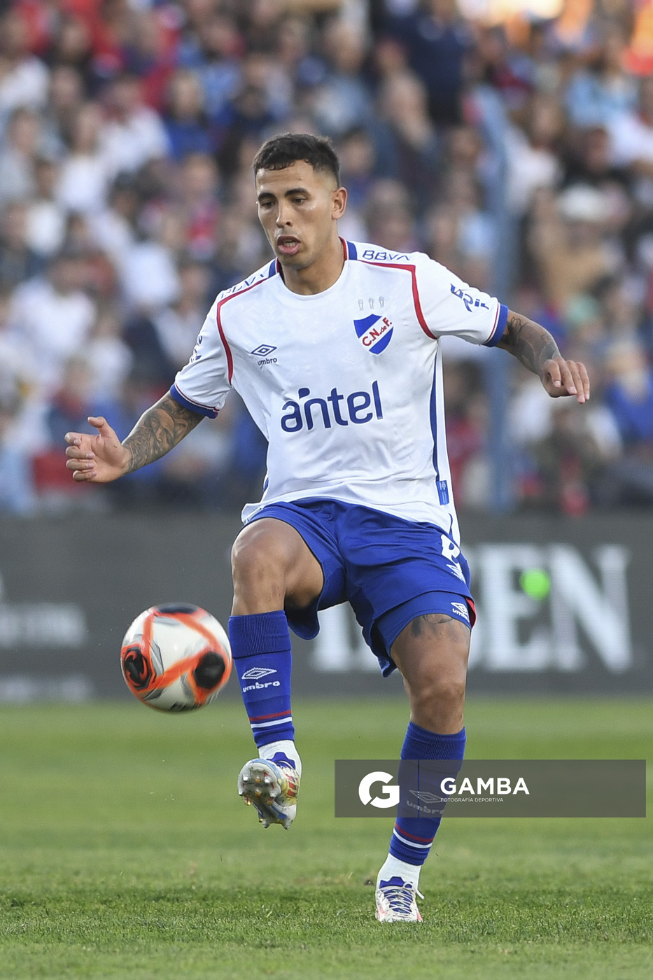Christian Oliva, de Nacional. Torneo Apertura. Estadio Gran Parque Central.