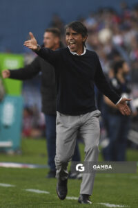 Tabaré Silva, director técnico de Cerro. Torneo Apertura. Estadio Gran Parque Central.
