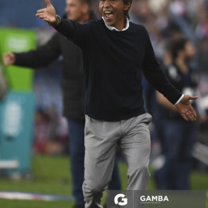 Tabaré Silva, director técnico de Cerro. Torneo Apertura. Estadio Gran Parque Central.