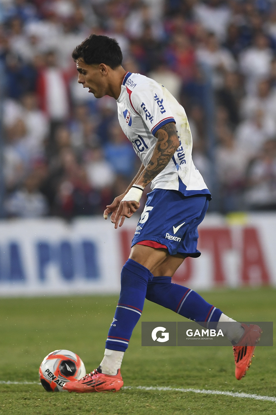 Lucas Villalba, de Nacional. Torneo Apertura. Estadio Gran Parque Central.