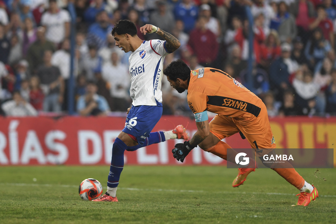 Lucas Villalba, de Nacional. Torneo Apertura. Estadio Gran Parque Central.