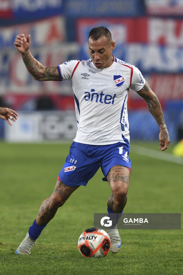 Eduardo Vargas, de Nacional. Torneo Apertura. Estadio Gran Parque Central.