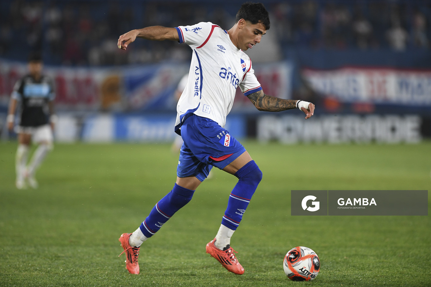 Lucas Villalba, de Nacional. Torneo Apertura. Estadio Gran Parque Central.