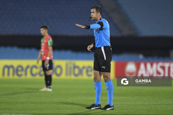 Jhon Ospina, árbitro central, Copa Sudamericana. Estadio Centenario.