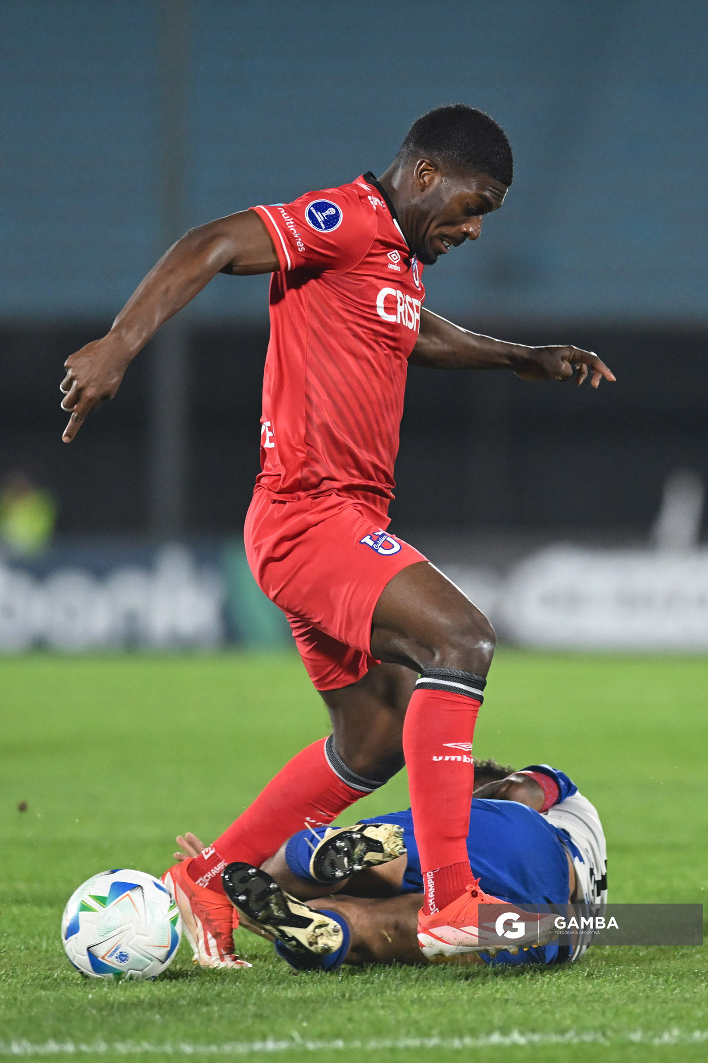 Azarías Londoño, de Universidad Católica. Copa Conmebol Sudamericana. Estadio Centenario.
