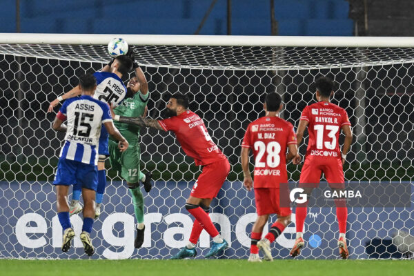 Johan Lara, golero de Universidad Católica. Copa Conmebol Sudamericana. Estadio Centenario.