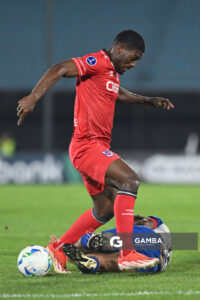 Azarías Londoño, de Universidad Católica. Copa Conmebol Sudamericana. Estadio Centenario.