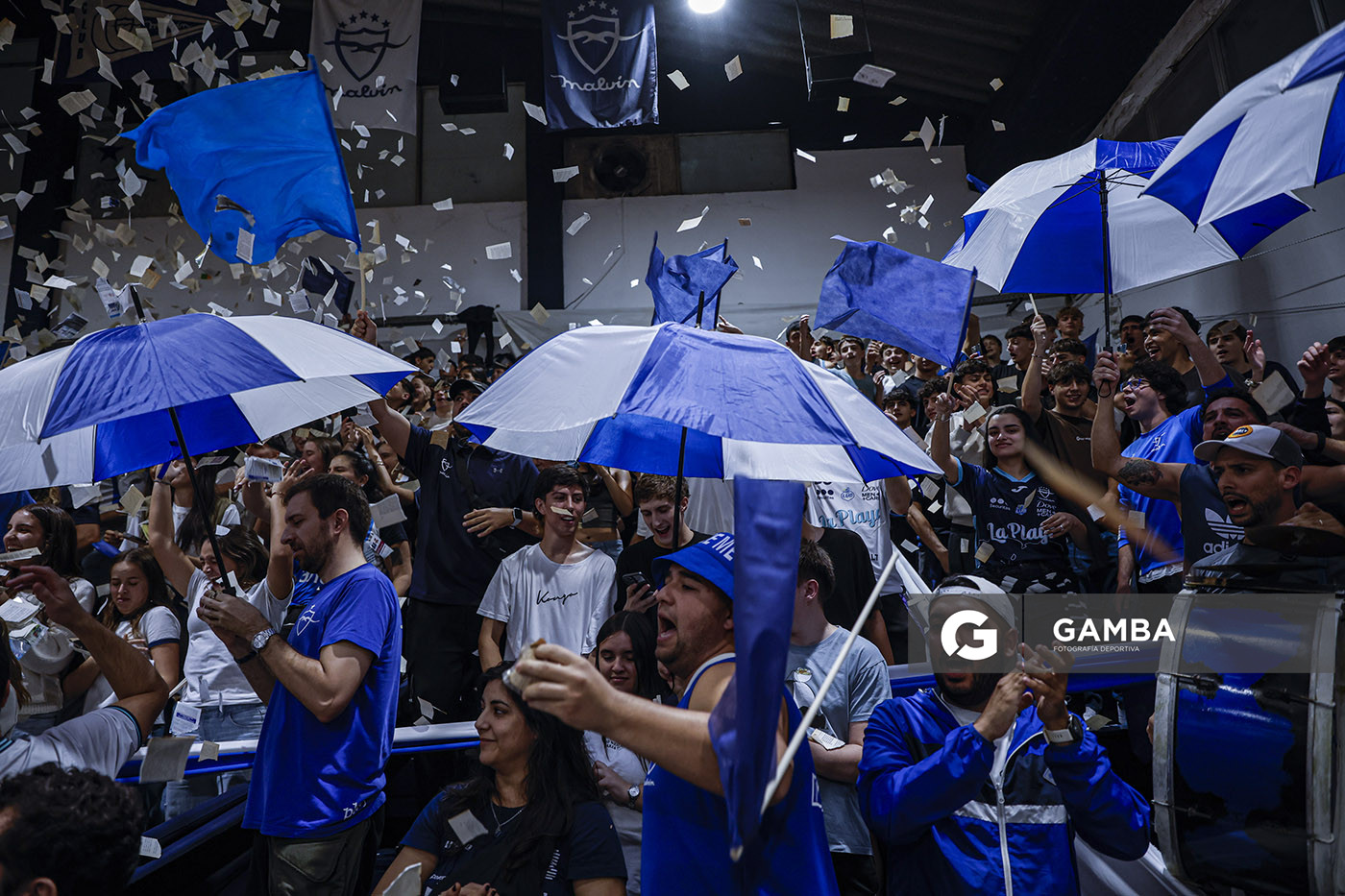 Hinchas de Malvin. Liga Uruguaya de Básquetbol. Gimnasio de Malvín.