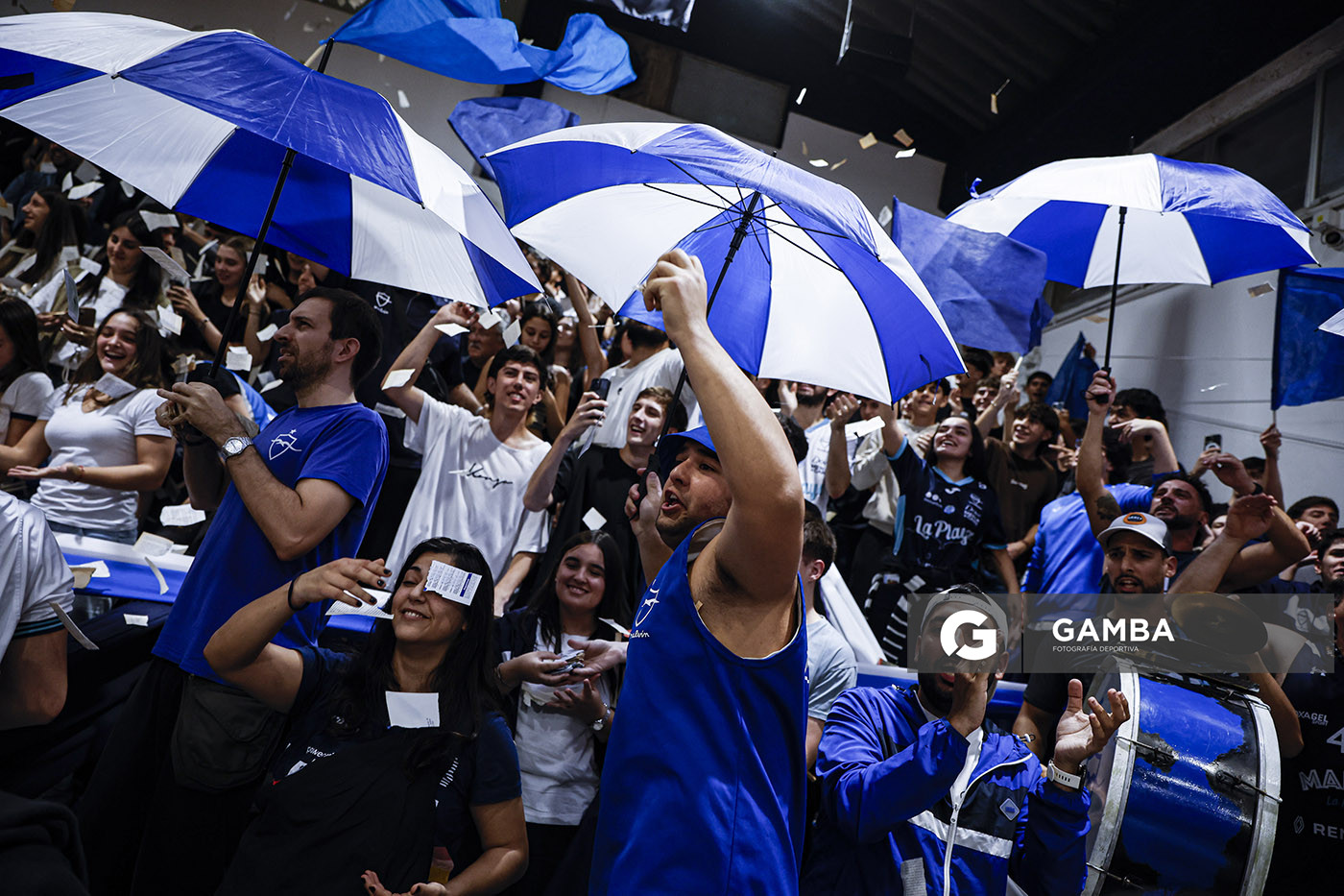 Hinchas de Malvin. Liga Uruguaya de Básquetbol. Gimnasio de Malvín.