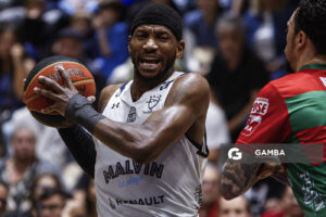 Anthony Hilliard, de Malvín. Liga Uruguaya de Básquetbol. Gimnasio de Malvín.