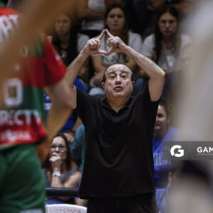 Pablo López, director técnico de Malvín. Liga Uruguaya de Básquetbol. Gimnasio de Malvín.