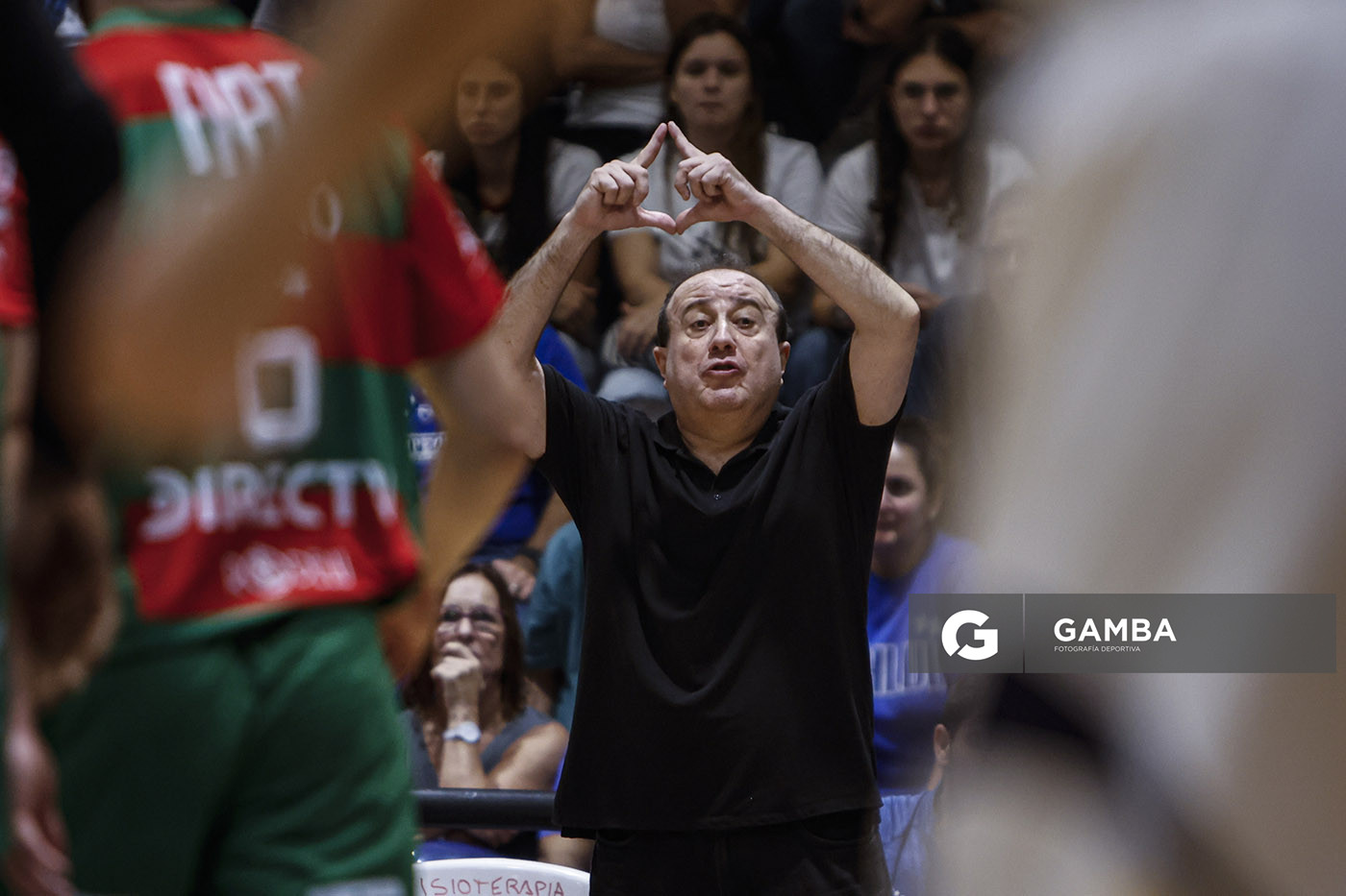 Pablo López, director técnico de Malvín. Liga Uruguaya de Básquetbol. Gimnasio de Malvín.