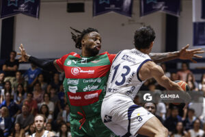 Frank Hassell, de Aguada. Liga Uruguaya de Básquetbol. Gimnasio de Malvín.