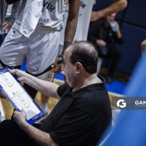 Pablo López, director técnico de Malvín. Liga Uruguaya de Básquetbol. Gimnasio de Malvín.