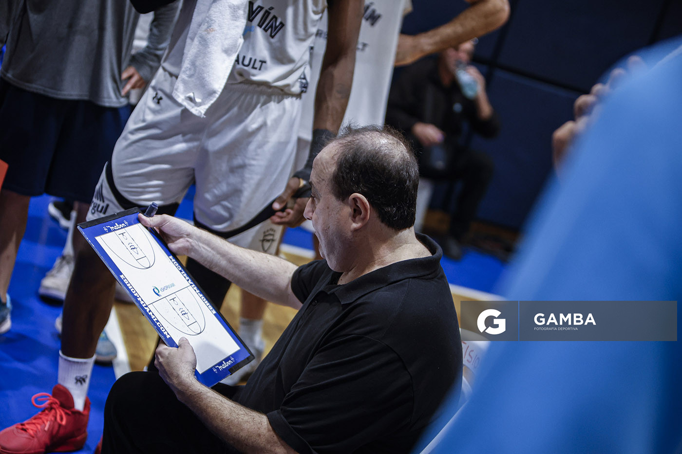 Pablo López, director técnico de Malvín. Liga Uruguaya de Básquetbol. Gimnasio de Malvín.