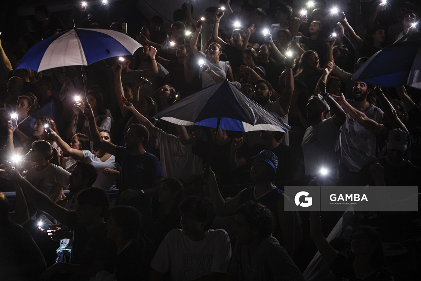 Hinchas de Malvin. Liga Uruguaya de Básquetbol. Gimnasio de Malvín.