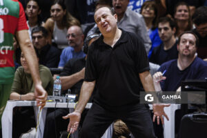 Pablo López, director técnico de Malvín. Liga Uruguaya de Básquetbol. Gimnasio de Malvín.