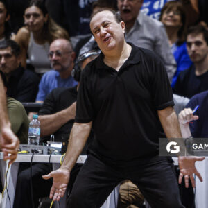 Pablo López, director técnico de Malvín. Liga Uruguaya de Básquetbol. Gimnasio de Malvín.