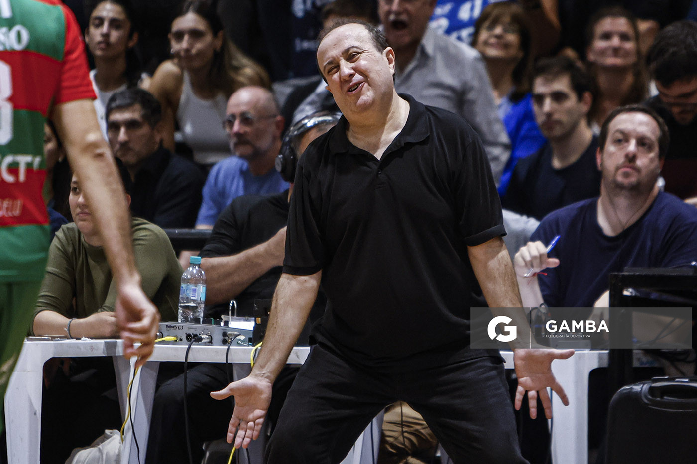 Pablo López, director técnico de Malvín. Liga Uruguaya de Básquetbol. Gimnasio de Malvín.