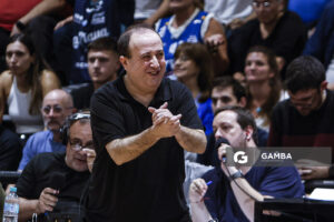 Pablo López, director técnico de Malvín. Liga Uruguaya de Básquetbol. Gimnasio de Malvín.
