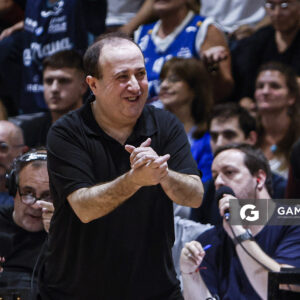 Pablo López, director técnico de Malvín. Liga Uruguaya de Básquetbol. Gimnasio de Malvín.