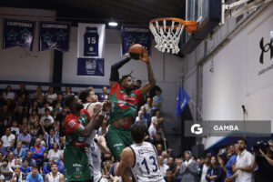 Frank Hassell, de Aguada. Liga Uruguaya de Básquetbol. Gimnasio de Malvín.