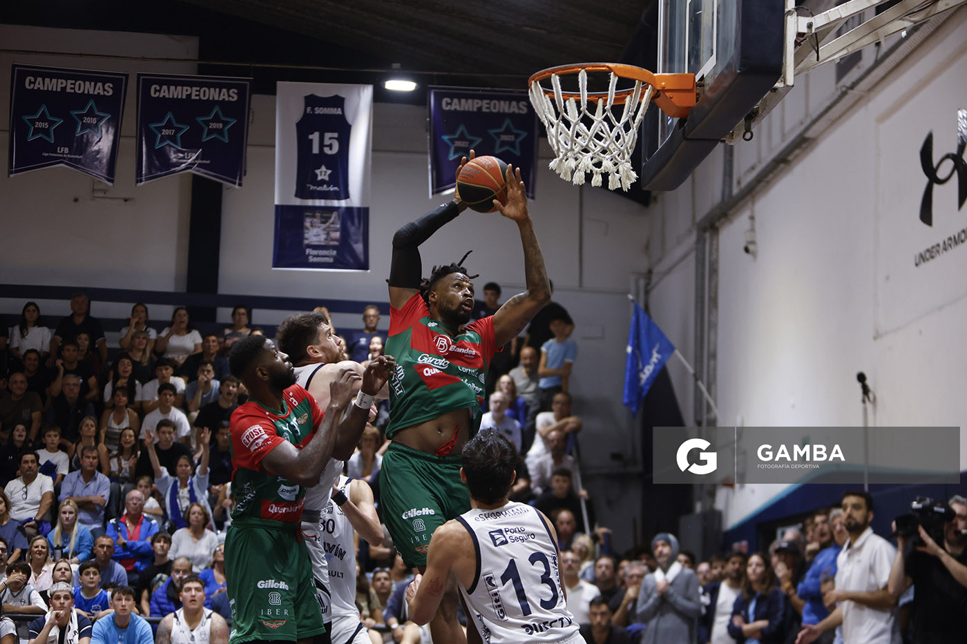 Frank Hassell, de Aguada. Liga Uruguaya de Básquetbol. Gimnasio de Malvín.