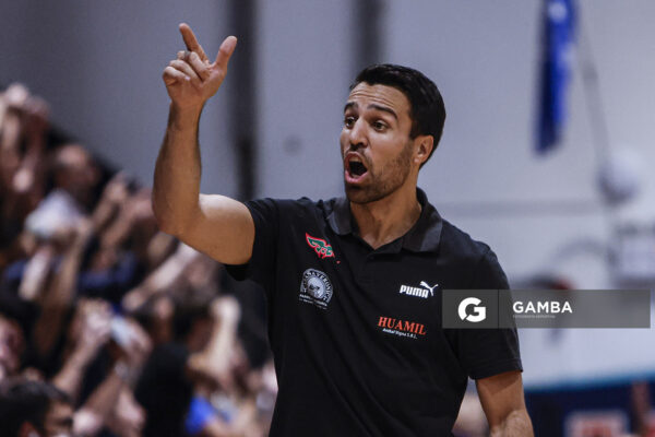 Germán Cortizas, director técnico de Aguada. Liga Uruguaya de Básquetbol. Gimnasio de Malvín.