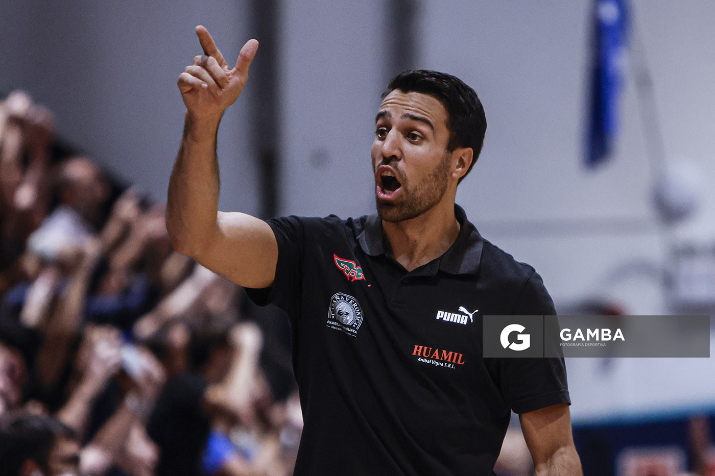 Germán Cortizas, director técnico de Aguada. Liga Uruguaya de Básquetbol. Gimnasio de Malvín.