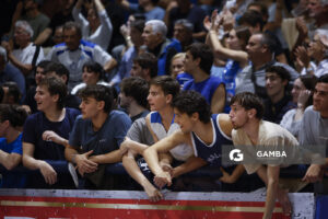 Hinchas de Malvin. Liga Uruguaya de Básquetbol. Gimnasio de Malvín.