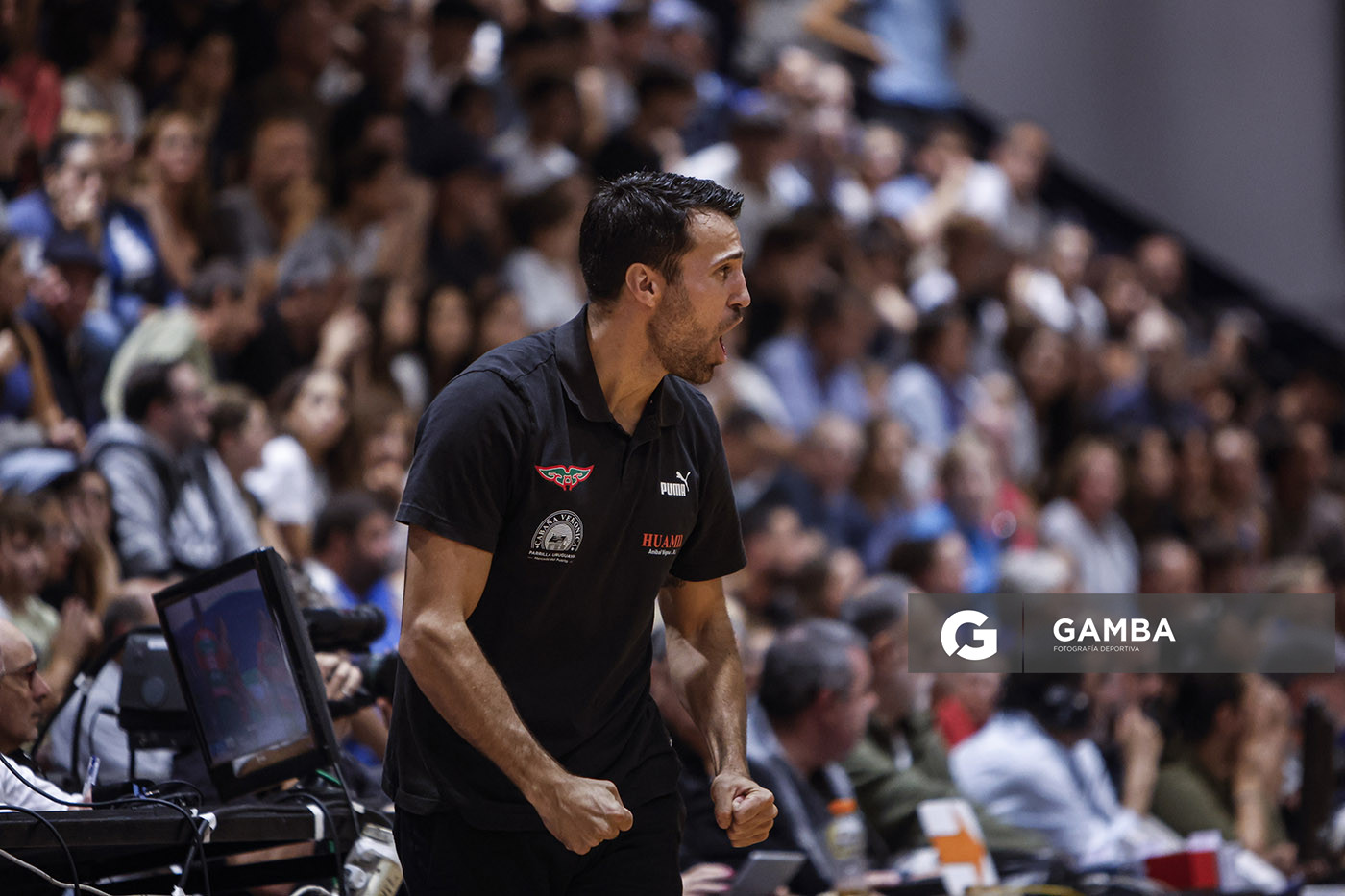 Germán Cortizas, director técnico de Aguada. Liga Uruguaya de Básquetbol. Gimnasio de Malvín.