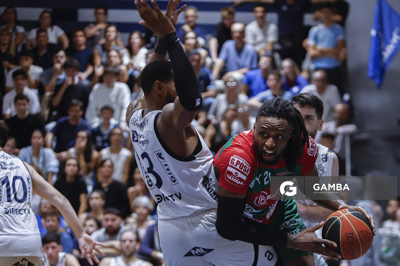 Frank Hassell, de Aguada. Liga Uruguaya de Básquetbol. Gimnasio de Malvín.