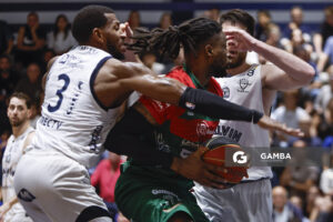Frank Hassell, de Aguada. Liga Uruguaya de Básquetbol. Gimnasio de Malvín.