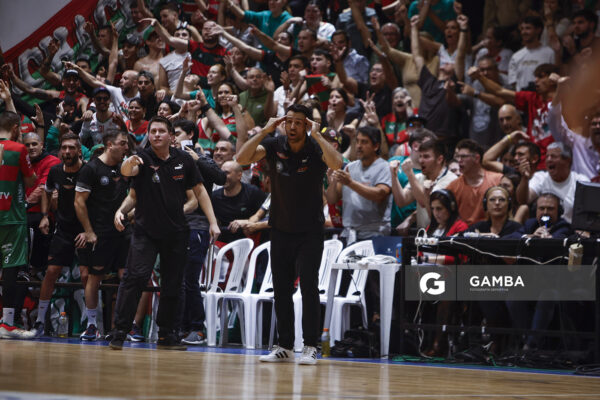 Germán Cortizas, director técnico de Aguada. Liga Uruguaya de Básquetbol. Gimnasio de Malvín.