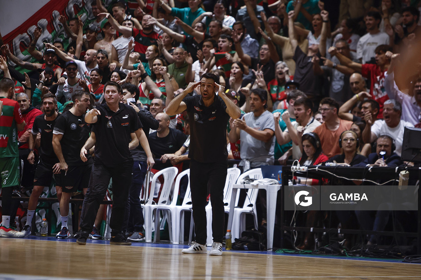 Germán Cortizas, director técnico de Aguada. Liga Uruguaya de Básquetbol. Gimnasio de Malvín.