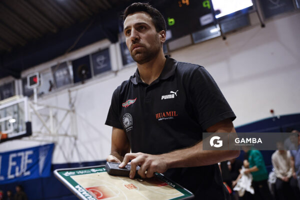 Germán Cortizas, director técnico de Aguada. Liga Uruguaya de Básquetbol. Gimnasio de Malvín.