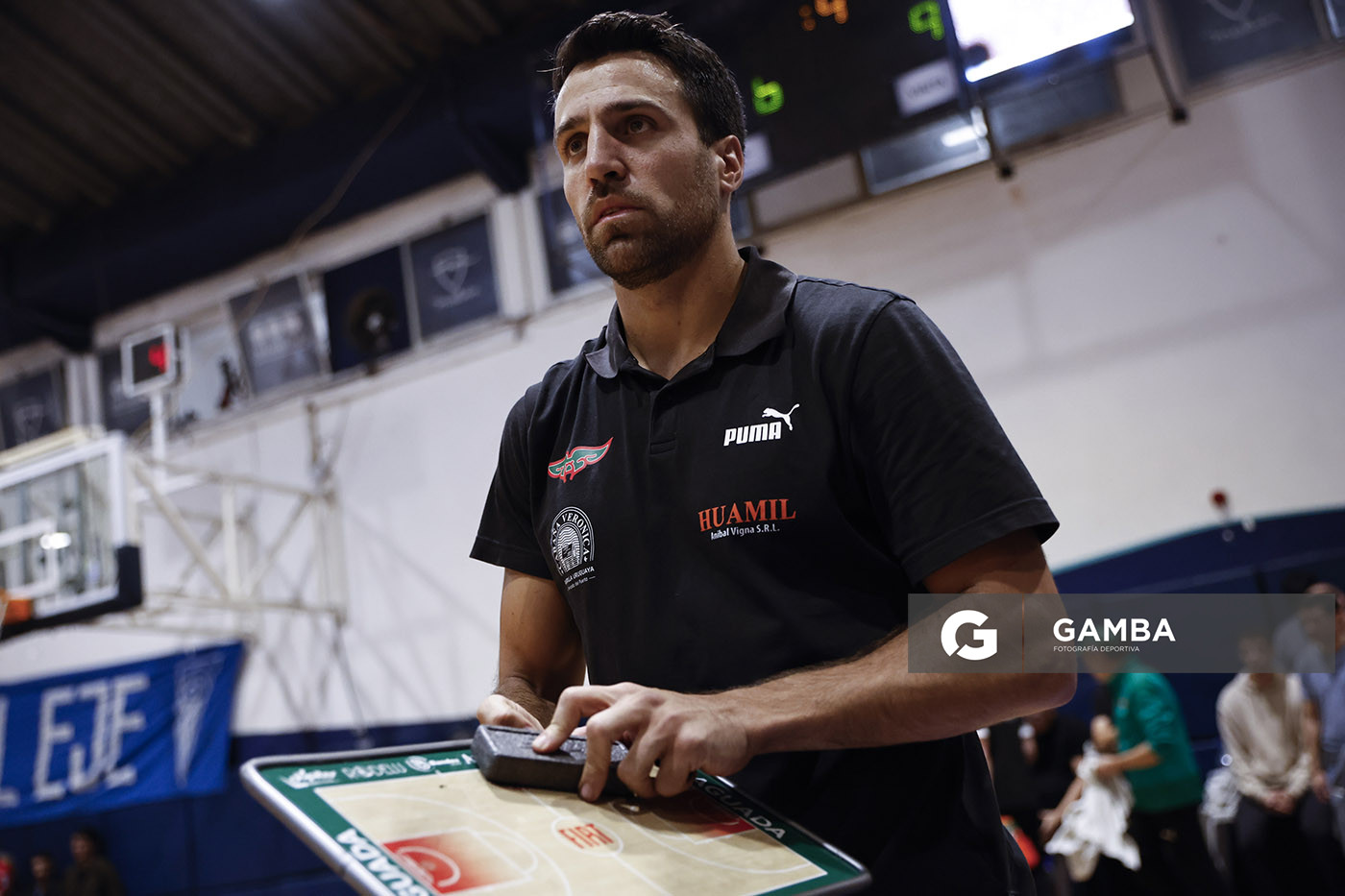 Germán Cortizas, director técnico de Aguada. Liga Uruguaya de Básquetbol. Gimnasio de Malvín.