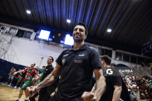Germán Cortizas, director técnico de Aguada. Liga Uruguaya de Básquetbol. Gimnasio de Malvín.