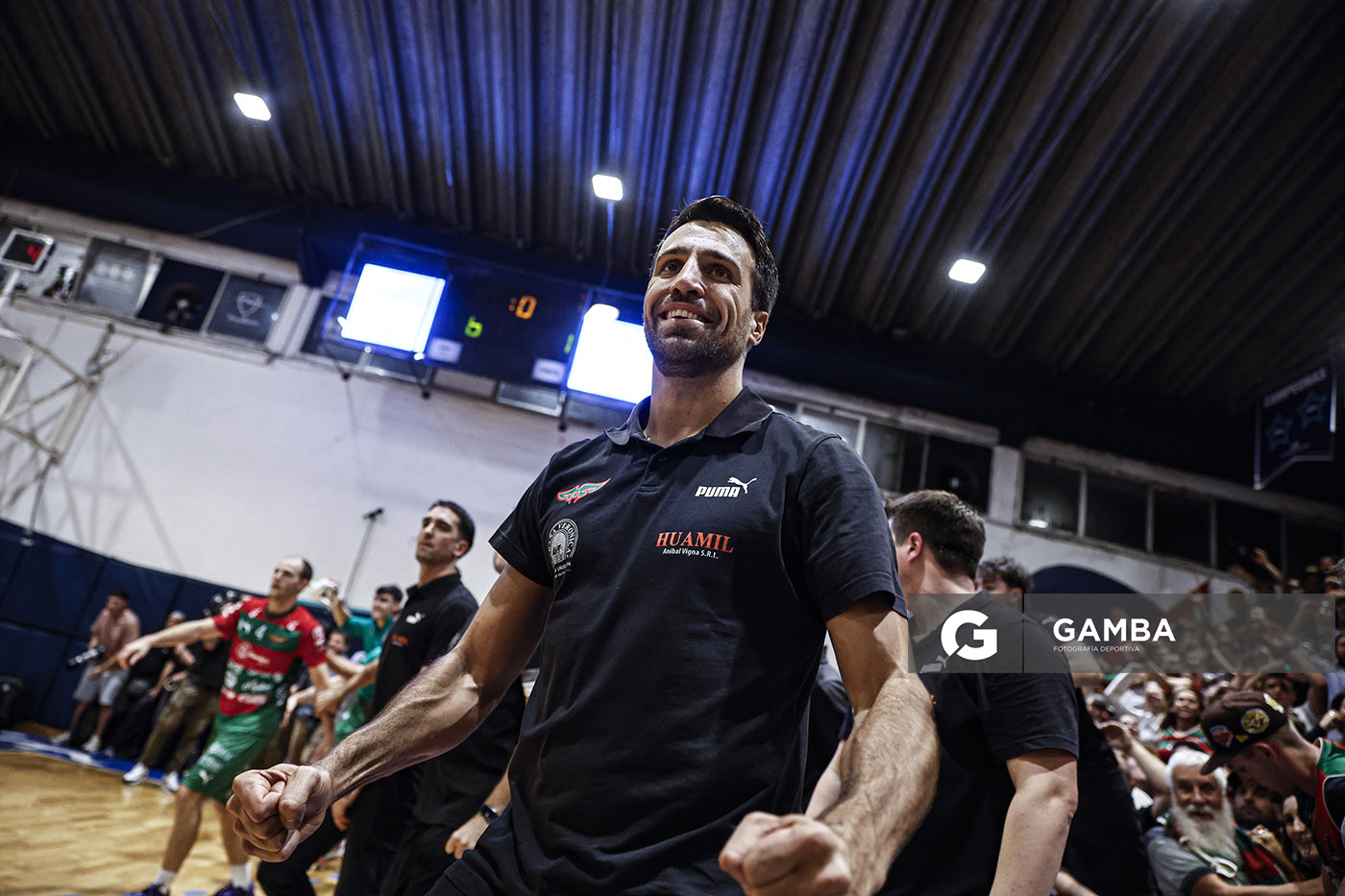 Germán Cortizas, director técnico de Aguada. Liga Uruguaya de Básquetbol. Gimnasio de Malvín.