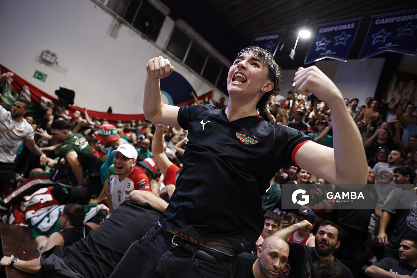 Hinchas de Aguada. Liga Uruguaya de Básquetbol. Gimnasio de Malvín.