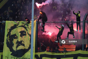 Hinchas de Peñarol. Torneo Apertura. Estadio Campeón del Siglo.