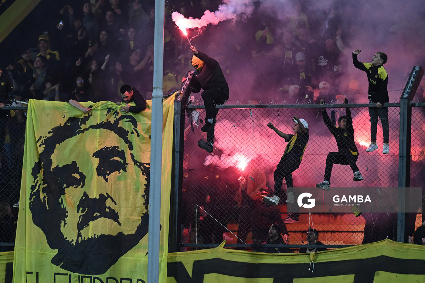 Hinchas de Peñarol. Torneo Apertura. Estadio Campeón del Siglo.