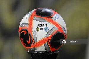 Pelota del partido. Torneo Apertura. Estadio Campeón del Siglo.