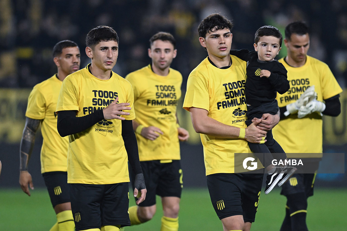 Jugadores de Peñarol portando remeras con la inscripción ‘Todos somos familiares”. Torneo Apertura. Estadio Campeón del Siglo.