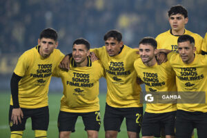 Jugadores de Peñarol portando remeras con la inscripción ‘Todos somos familiares”. Torneo Apertura. Estadio Campeón del Siglo.