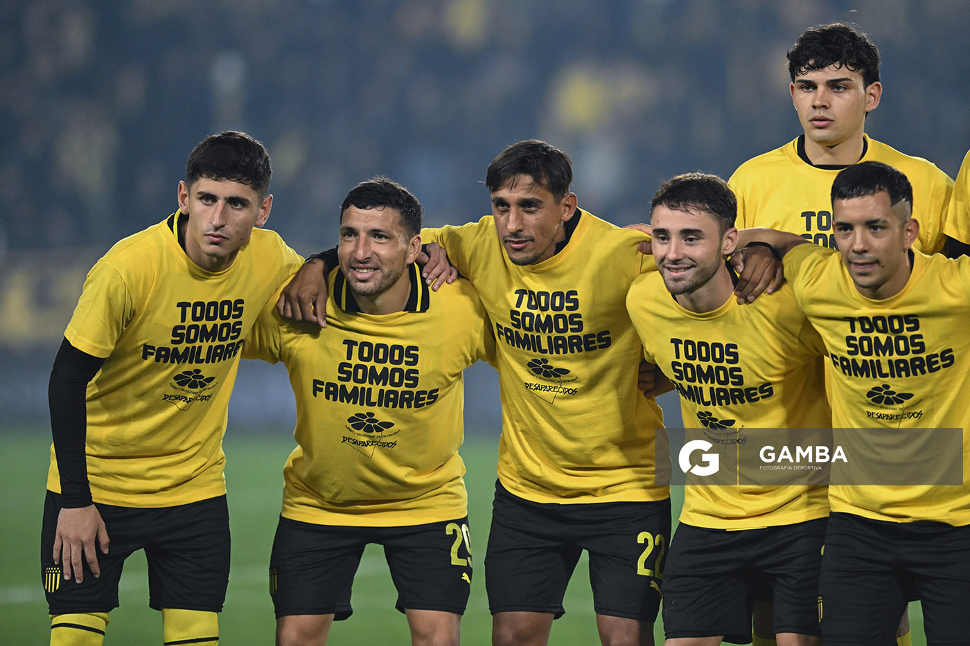 Jugadores de Peñarol portando remeras con la inscripción ‘Todos somos familiares”. Torneo Apertura. Estadio Campeón del Siglo.